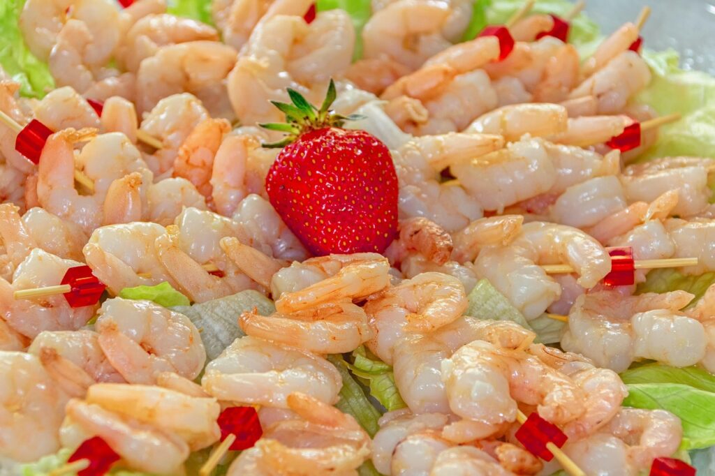 shrimp, skewers, seafood, food, scampi, meal, fish, yummy, fresh, starter, fish dish, enjoy the meal, finger food, strawberry, salad, green, pink, piquant